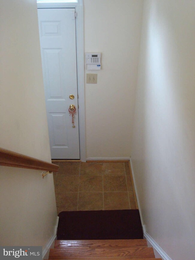 4115 Applegate Ct, Suitland, MD 20746 - photo 4