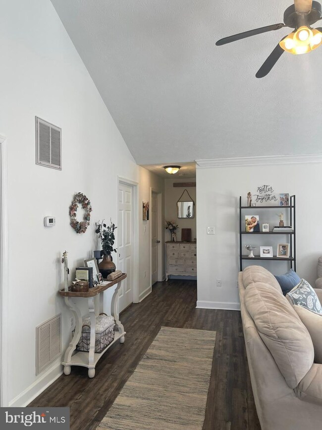 235 Miller Dr, Strasburg, VA 22657 - photo 5