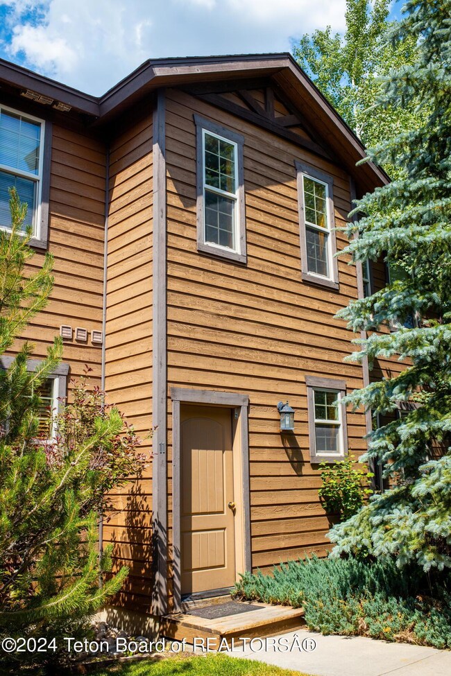 2 715 Moraine Court Unit 12