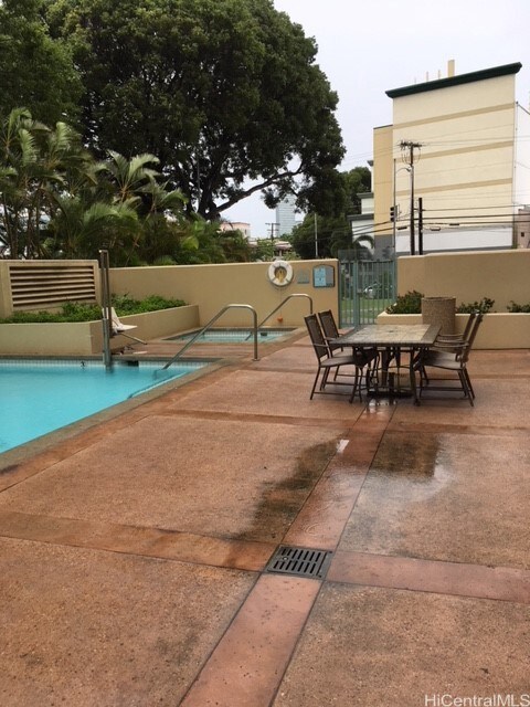 CHAIR LIFT FOR POOL