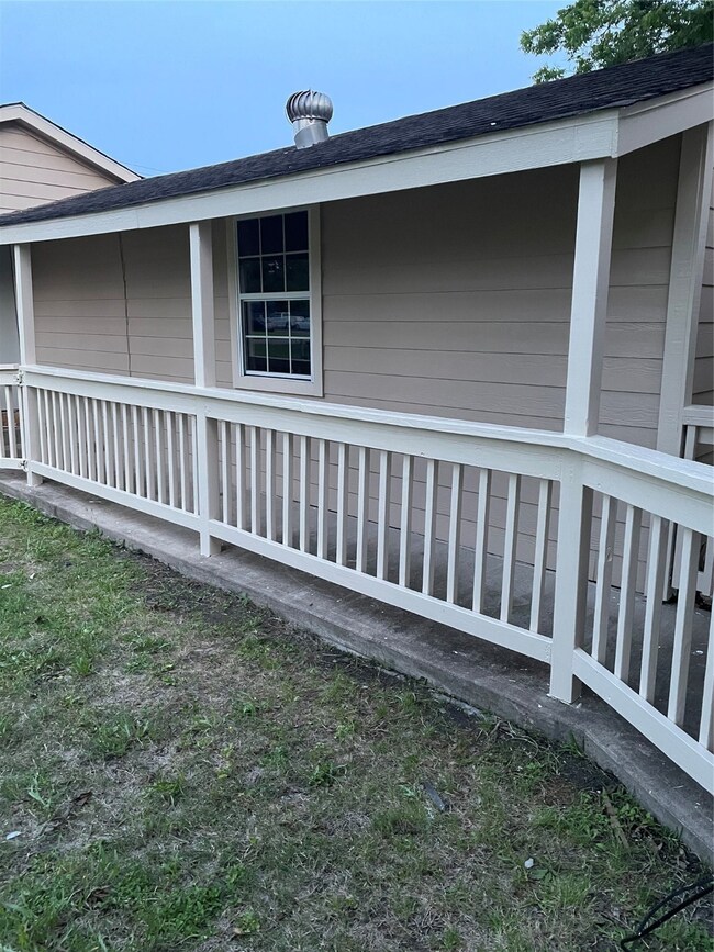 2408 Avenue B, Bay City, TX 77414 - photo 2