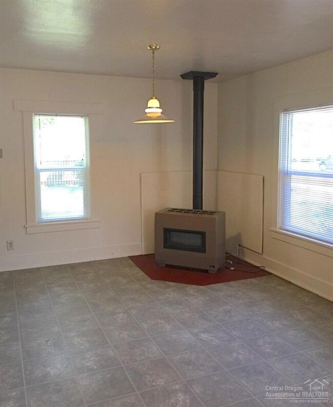 839 SW Cascade Ave, Redmond, OR 97756 - photo 6