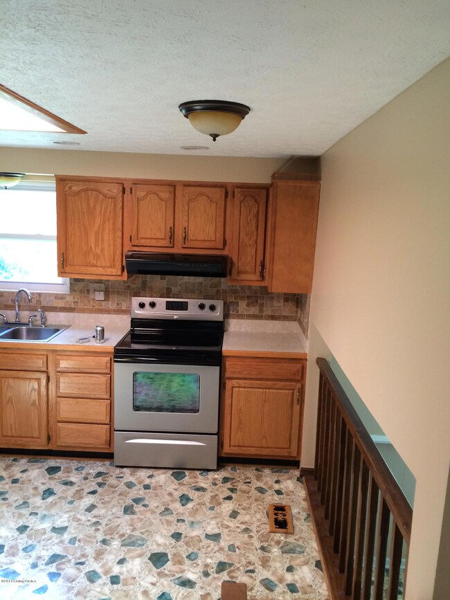 8304 Rosebowl Ct, Louisville, KY 40291 - photo 7