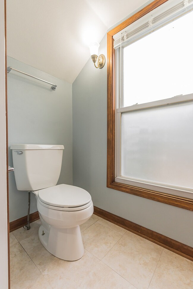 714 W Atlantic Ave, Waukegan, IL 60085 - photo 5