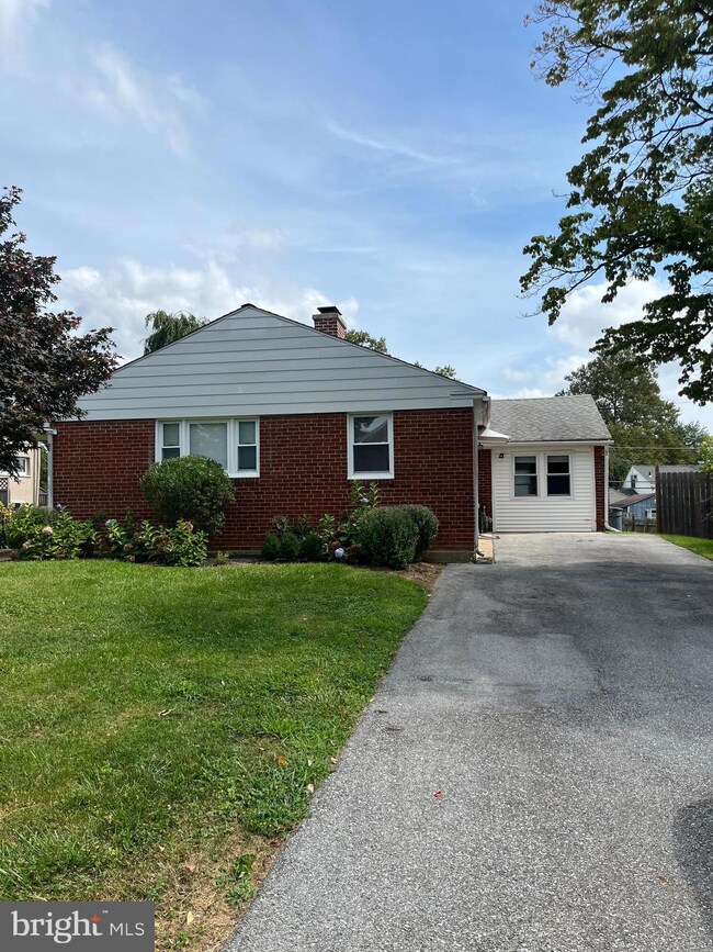 2211 Dickens Ln, Broomall, PA 19008 - photo 3