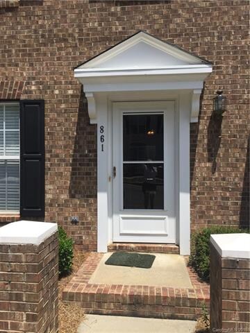 Front door with storm/screen door.