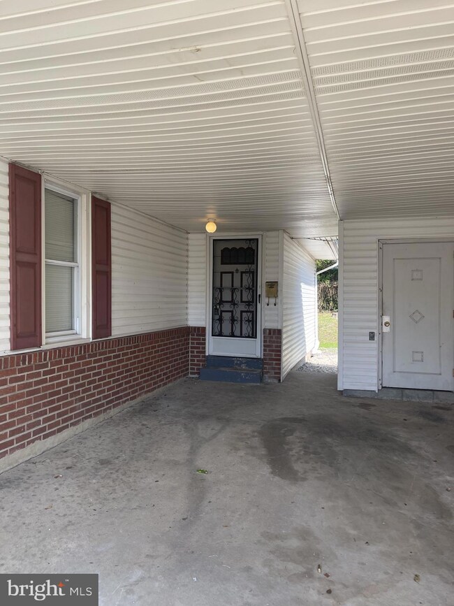 707 Appletree Ct, Claymont, DE 19703 - photo 2