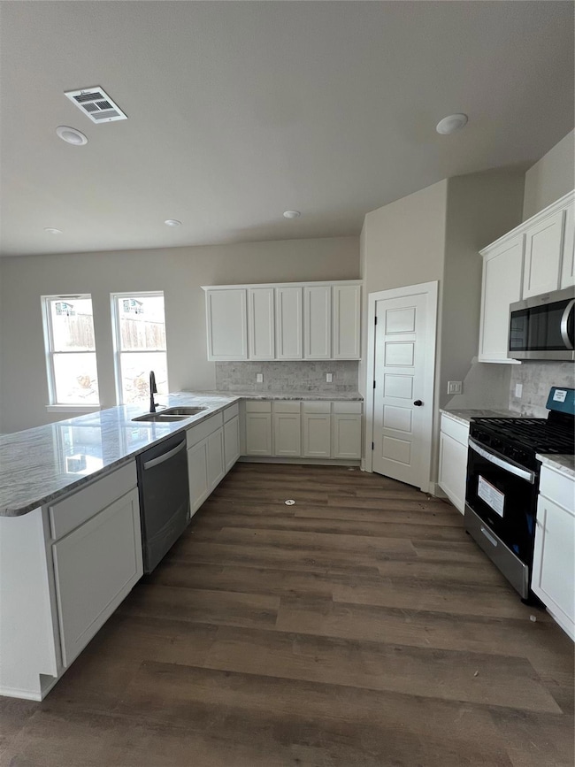 Kitchen with stove, dishwashing machine, visible v
