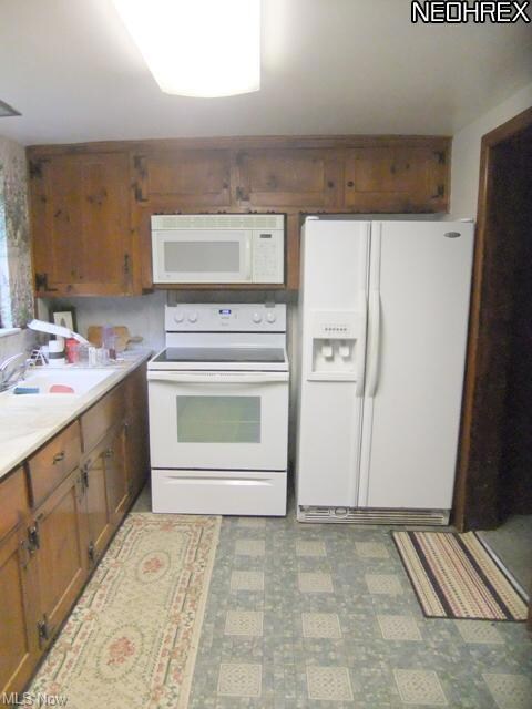 ..another view of the kitchen.. great counter spac