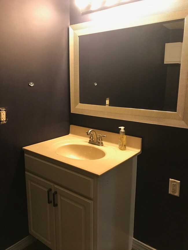 409 E Taylor St, Bloomington, IL 61701 - photo 2