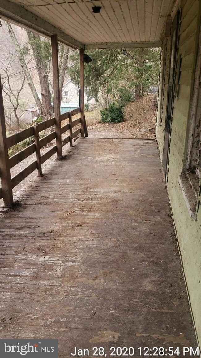 2011 Sir Johns Run Rd, Berkeley Springs, WV 25411 - photo 5