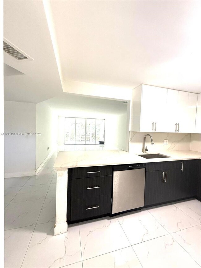 1401 NE 191st St unit D201, Miami, FL 33179 - photo 2