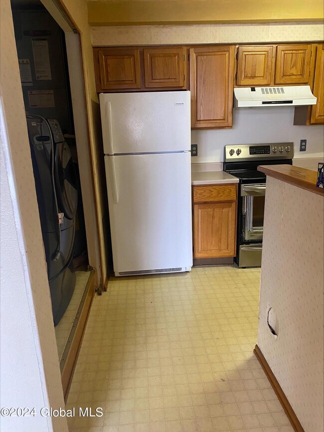 413 Hampton Place Blvd, Troy, NY 12180 - photo 7