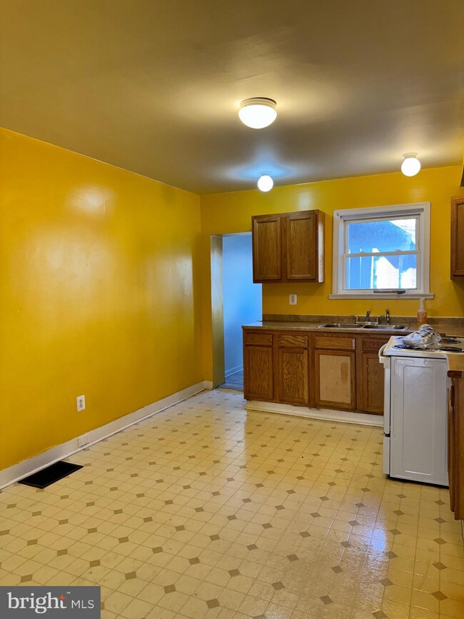 1650 Cliftview Ave, Baltimore, MD 21213 - photo 2