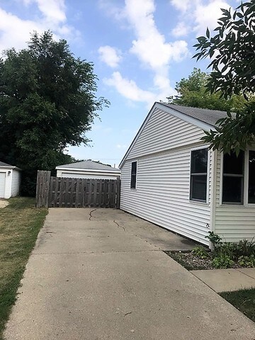 2402 Kirchoff Rd, Rolling Meadows, IL 60008 - photo 2