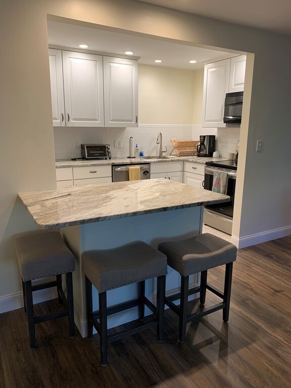 6 Hallmark Gardens unit 10, Burlington, MA 01803 - photo 5