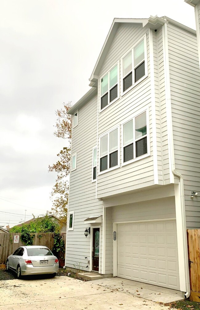 718 Link Rd unit B, Houston, TX 77009 - photo 2