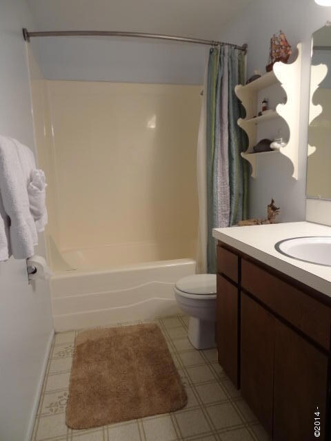 One of 2 bathrooms