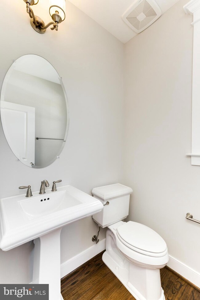 605 Valley Dr SE, Vienna, VA 22180 - photo 5