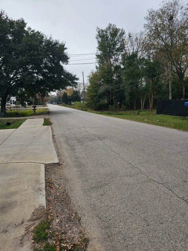 8313 Venus St, Houston, TX 77088 - photo 3