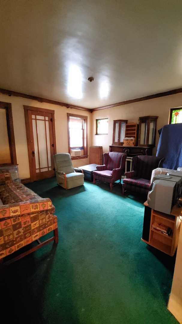 1ST FLOOR UNIT: LIVING ROOM WITH FIREPLACE. ENCLOS