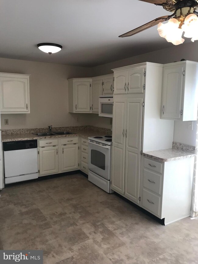 79 Carnival Dr, Taneytown, MD 21787 - photo 3