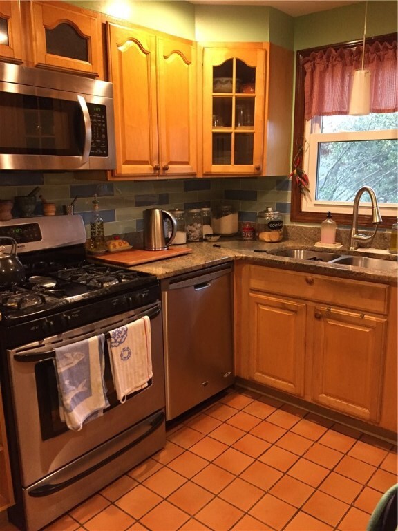 162 Greenwood Dr, Wakefield, RI 02879 - photo 3