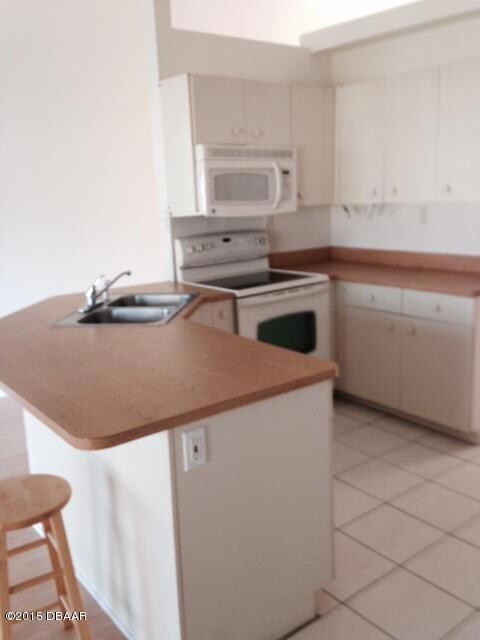 4 Kitchen.jpg
