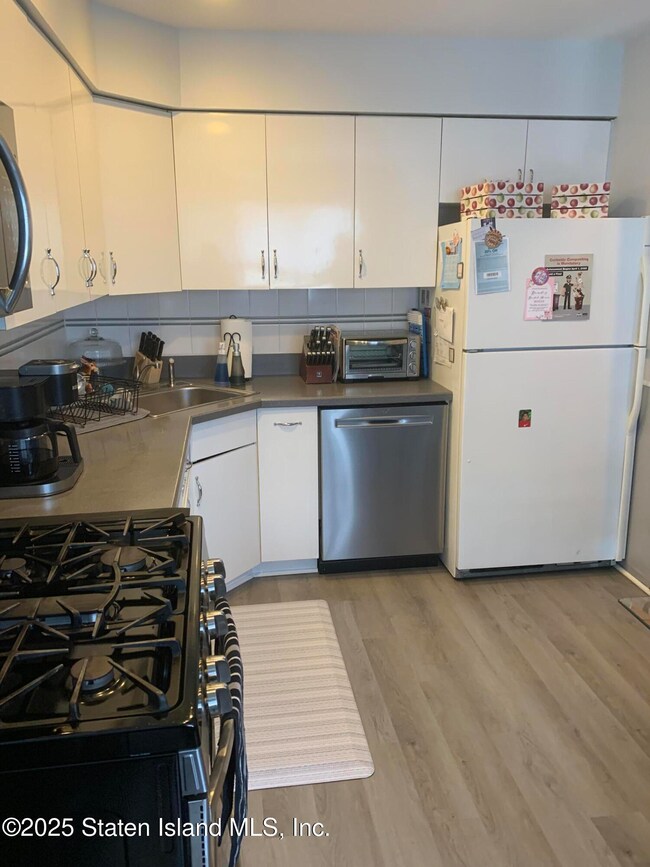 115 Mimosa Ln, Staten Island, NY 10312 - photo 2