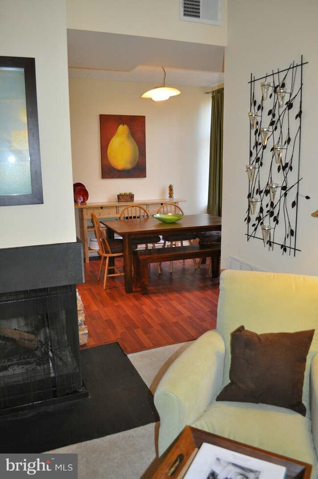 11557 Rolling Green Ct unit 200, Reston, VA 20191 - photo 3