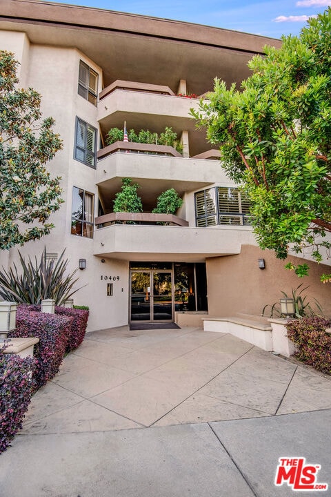 10409 Riverside Dr unit 203, Toluca Lake, CA 91602 - photo 2