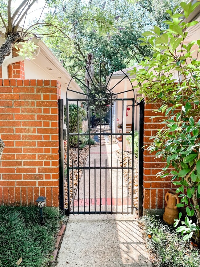 8626 Laurel Trails Dr, Houston, TX 77095 - photo 2