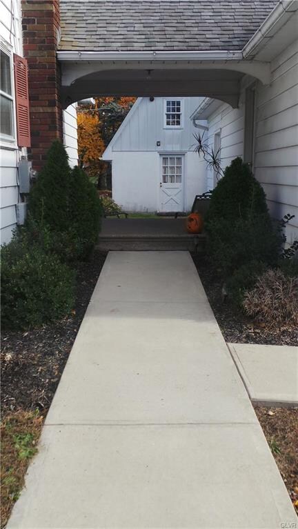 574 Moorestown Dr, Bath, PA 18014 - photo 4