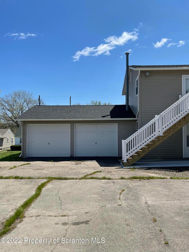 913 Lincoln St, Scranton, PA 18519 - photo 3