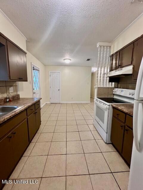 Kitchen:Dining Area