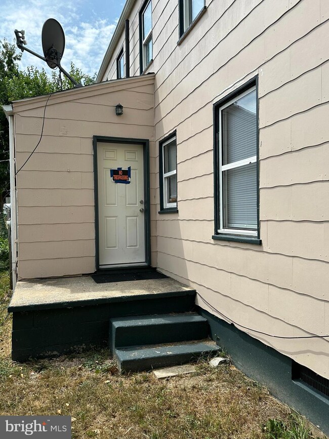 115 N Hawksbill St, Luray, VA 22835 - photo 2