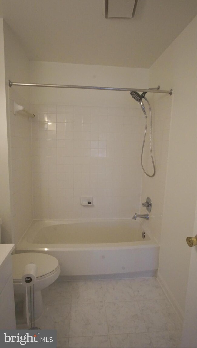 8099 Lacy Dr unit 104, Manassas, VA 20109 - photo 7