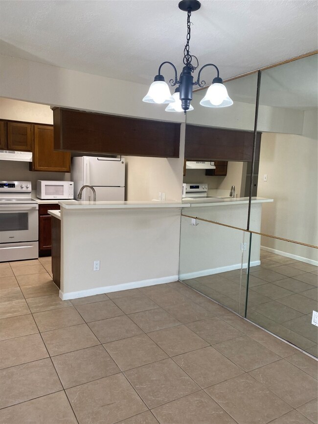 Light and bright! Dining into kitchen.