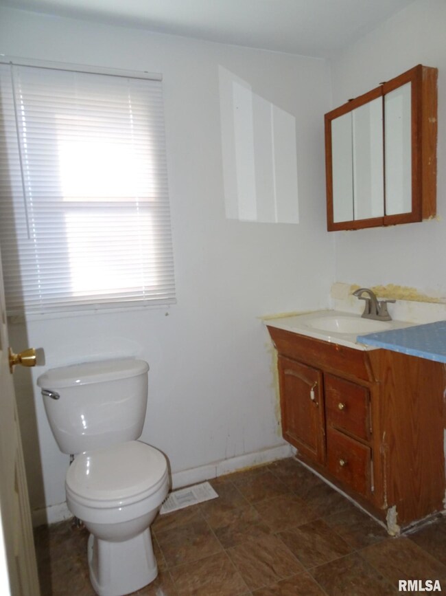 1527 W 6th St, Davenport, IA 52802 - photo 6