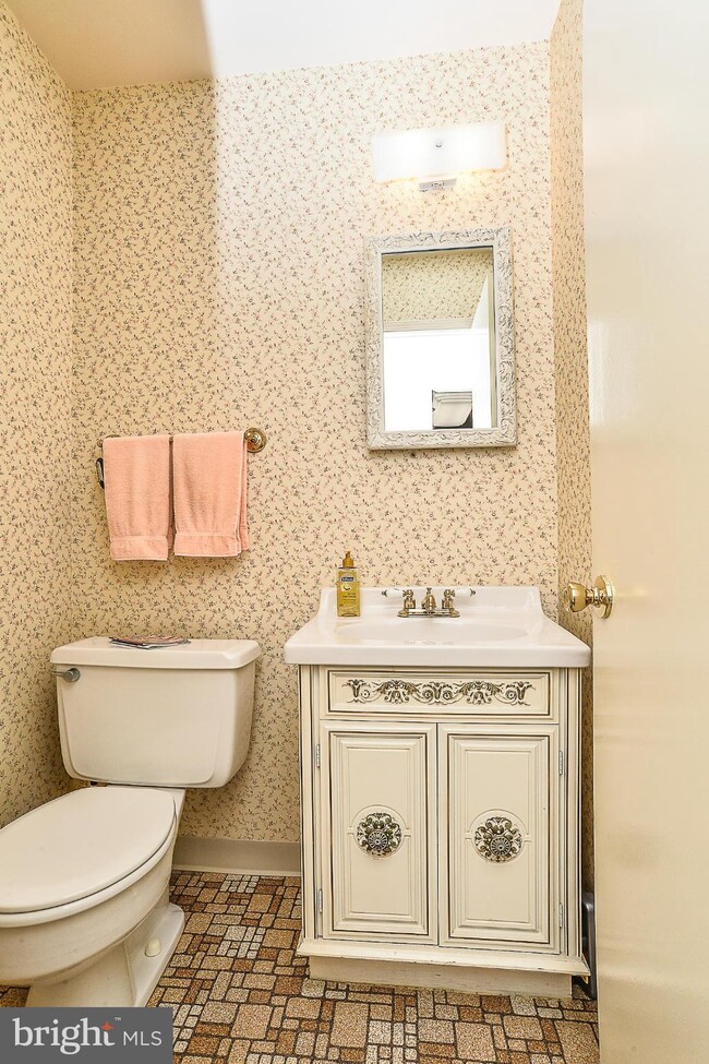 5528 Beaconsfield Ct, Burke, VA 22015 - photo 3