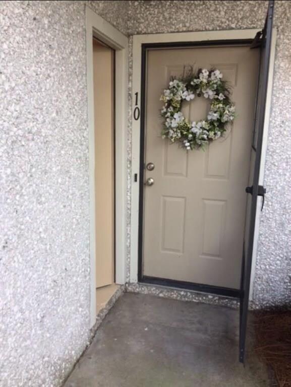 Entrance w/screen door & storage closet to left