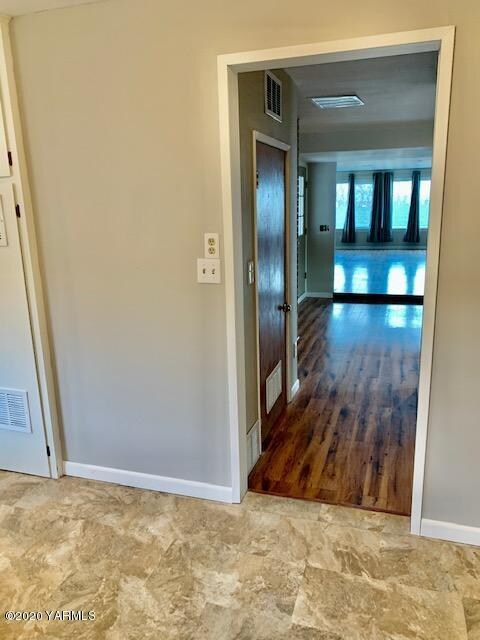 510 Viewcrest kitchen looking into famil