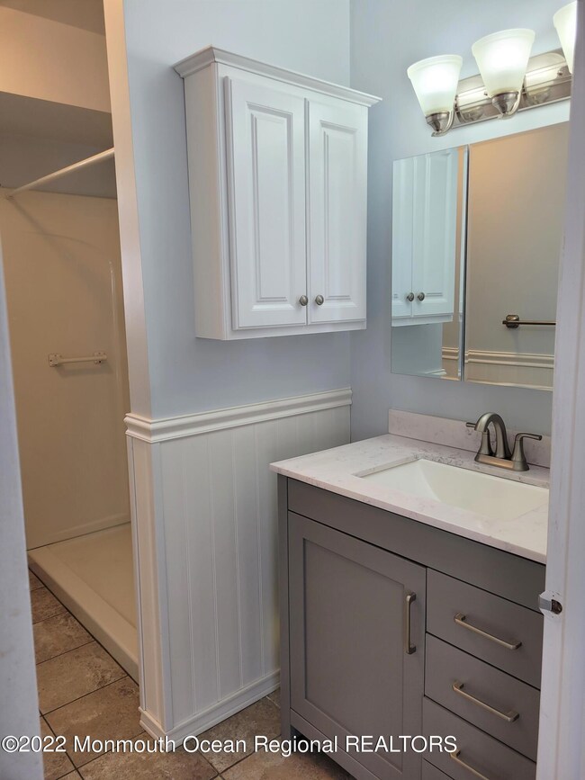 4B CALIFORNIA BATHROOM VANITY
