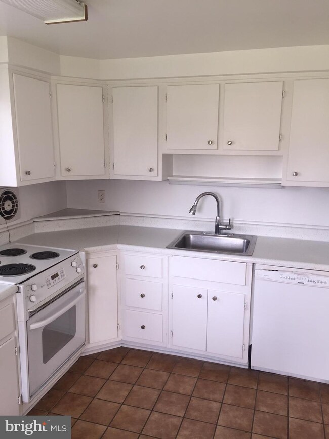 28 Alameda Rd unit 1ST FLOOR, Broomall, PA 19008 - photo 6