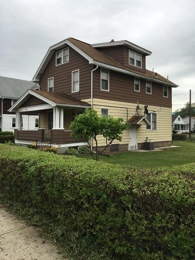 Front of House 004