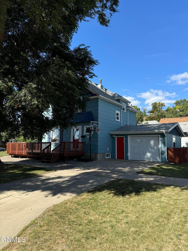 210 4th St NW, Mandan, ND 58554 - photo 2