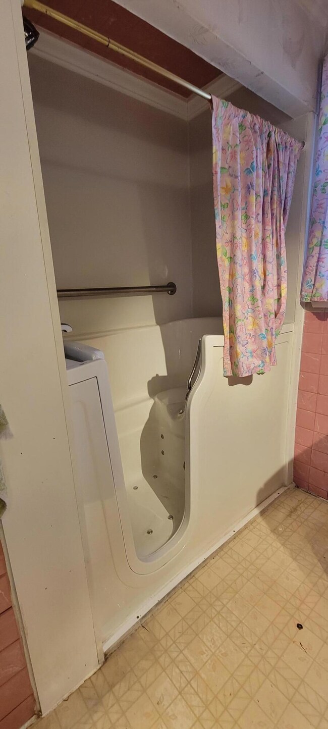 08. Walk-in Tub