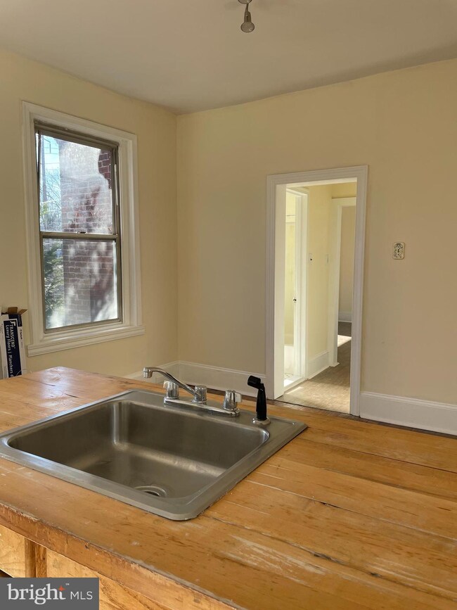 516 W Queen Ln unit 2, Philadelphia, PA 19144 - photo 3