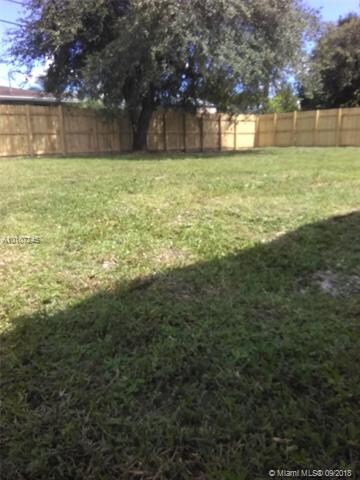 HUGE CORNER LOT BACK YARD
