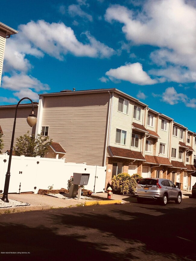 66 Sandywood Ln, Staten Island, NY 10309 - photo 2